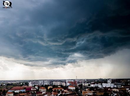 Cod galben de furtuni şi grindină în Oradea şi în alte localităţi din Bihor