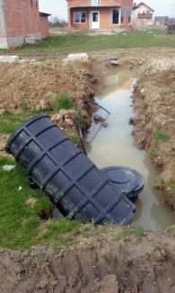 Ne enervează: Locuitorii Cartierului Tineretului din Cihei îşi rup maşinile pe şanturile săpate de Hidroconstrucţia şi Triada (FOTO)