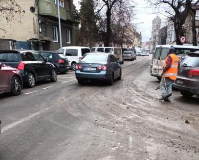 Se întâmplă în Oradea: Muncitorii prinşi că au umplut de noroi o stradă din centrul oraşului au fost puşi de poliţiştii locali să spele şoseaua (FOTO)