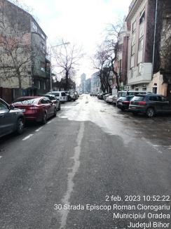 Se întâmplă în Oradea: Muncitorii prinşi că au umplut de noroi o stradă din centrul oraşului au fost puşi de poliţiştii locali să spele şoseaua (FOTO)