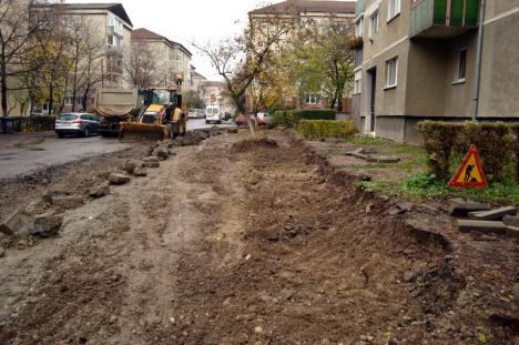 Ne enervează: Mocirla făcută de constructorii locurilor de parcare din strada Mihail Sadoveanu (FOTO)