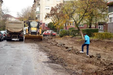 Ne enervează: Mocirla făcută de constructorii locurilor de parcare din strada Mihail Sadoveanu (FOTO)