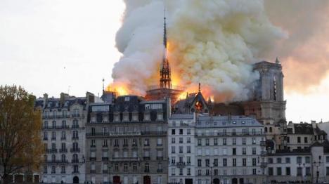Incendiu devastator: Catedrala Notre Dame a luat foc! (FOTO / VIDEO)