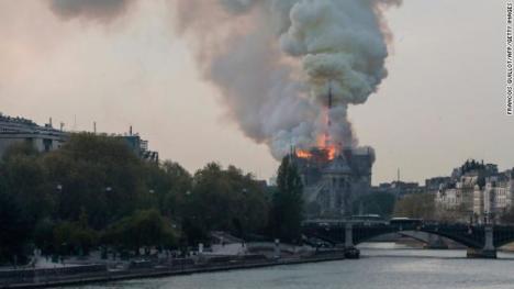 Incendiu devastator: Catedrala Notre Dame a luat foc! (FOTO / VIDEO)