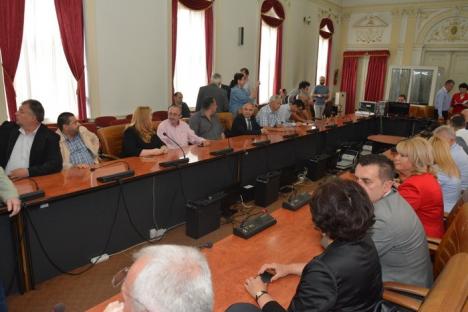 Negocierile între partide merg greu: Prefectura Bihor, nevoită să amâne constituirea noului Consiliu Judeţean