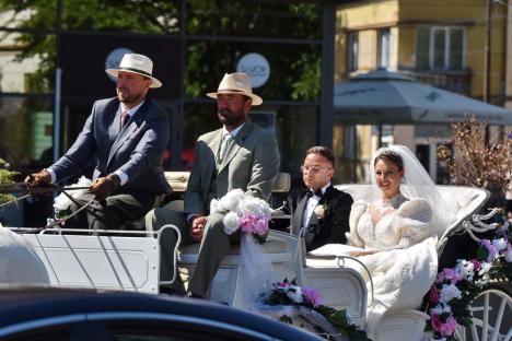 Nuntă cu alai de trăsuri în Oradea. Mireasa și mirele, într-o caleașcă trasă de patru lipițani și condusă de un campion (FOTO/VIDEO)
