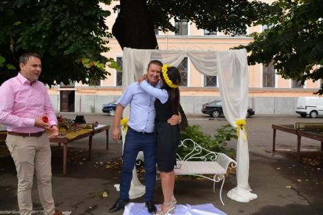 'Nuntă' la Gojdu: În cinstea celor 25 de ani de căsnicie, o orădeancă şi-a surprins soţul cu o petrecere în curtea Colegiului (FOTO/VIDEO)