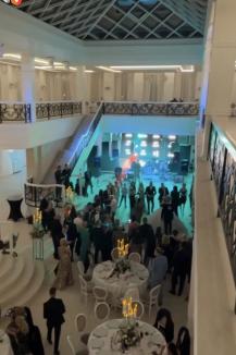 „Cea mai tare nuntă la Oradea'. Afaceristul Călin Raita a făcut petrecere de fiţe, cu elicopter şi şampanie de 10.000 euro sticla! Dezvăluirile manelistului Adi de la Vâlcea (FOTO/VIDEO)