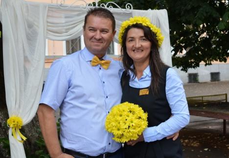 'Nuntă' la Gojdu: În cinstea celor 25 de ani de căsnicie, o orădeancă şi-a surprins soţul cu o petrecere în curtea Colegiului (FOTO/VIDEO)