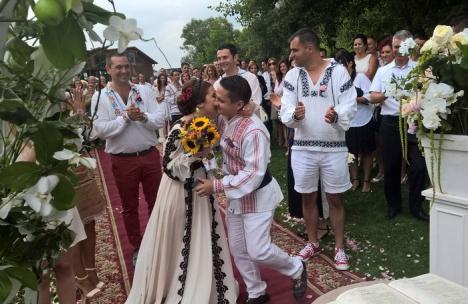 Europarlamentarul Emilian Pavel s-a însurat. Mirii şi nuntaşii au purtat costume populare româneşti (FOTO)