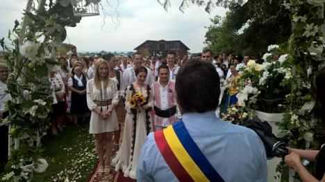Europarlamentarul Emilian Pavel s-a însurat. Mirii şi nuntaşii au purtat costume populare româneşti (FOTO)