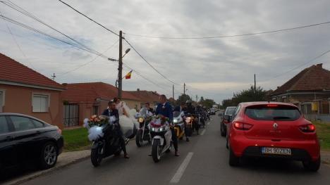 Nuntă cu motoarele turate la Sântandrei (FOTO / VIDEO)