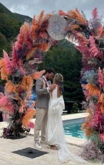 Nuntă pe lac. Orădeanul Bogdan Rădulescu și știrista Pro TV Roxana Hulpe s-au căsătorit (FOTO)