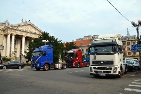 Alai cu TIR-uri: Cinci camioane au venit după o mireasă, în centrul Oradiei (FOTO/VIDEO)