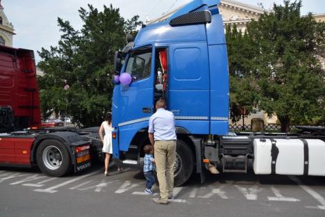 Alai cu TIR-uri: Cinci camioane au venit după o mireasă, în centrul Oradiei (FOTO/VIDEO)