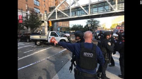 Atac terorist la New York: Un bărbat a intrat cu maşina pe o pistă de biciclete, omorând 8 persoane şi rănind 11 (FOTO/VIDEO)