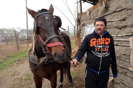 Mâna destinului: Împuşcat şi rămas invalid la Revoluţie, bihoreanul Nyéki Iosif trăieşte în sărăcie lucie într-un cătun izolat (FOTO / VIDEO)