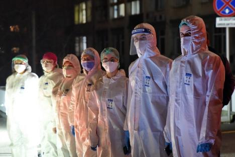 Surpriză pentru cadrele medicale şi bolnavi: O inimă din brazi împodobiţi, în faţa spitalului Covid din Oradea (FOTO / VIDEO)