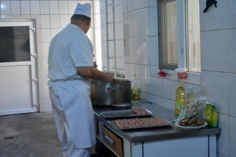 Viaţă la pârnaie: Cum trăiesc deţinuţii în Penitenciarul Oradea (FOTO)