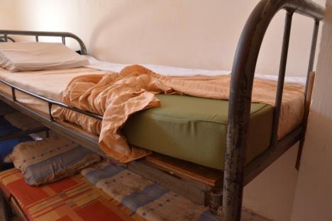 Viaţă la pârnaie: Cum trăiesc deţinuţii în Penitenciarul Oradea (FOTO)