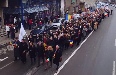 Cu tricolorul în marş: 450 de elevi din Marghita au străbătut oraşul, cântând imnul României (FOTO/VIDEO)