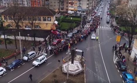 Cu tricolorul în marş: 450 de elevi din Marghita au străbătut oraşul, cântând imnul României (FOTO/VIDEO)