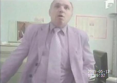 Primarul ce dă cu pumnul în funcţionari (VIDEO)
