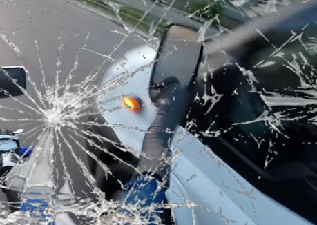 Incident în Oradea: Un bărbat turmentat a oprit maşini pe stradă, în Nufărul, şi a spart oglinda unui autobuz OTL