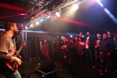 Petrecere pe cinste la OctoBerFest, cu Fraţii Jdieri şi o trupă rock din Serbia (FOTO / VIDEO)