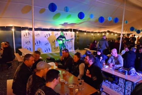 Bere, mâncare bavareză și multă voie bună. A început OktoBERSfest, lângă Oradea (FOTO)