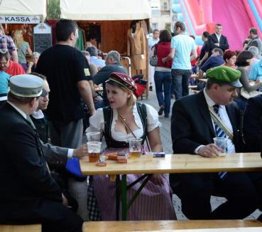 Show şi distracţie cu muzică live, bere şi mâncăruri îmbietoare, la Oktoberfest (FOTO)