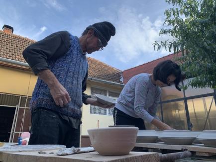 Mâini fermecate: De cinci generaţii, o familie din Vadu Crişului creează vase unice prin olărit (FOTO / VIDEO)