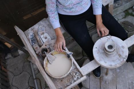 Mâini fermecate: De cinci generaţii, o familie din Vadu Crişului creează vase unice prin olărit (FOTO / VIDEO)