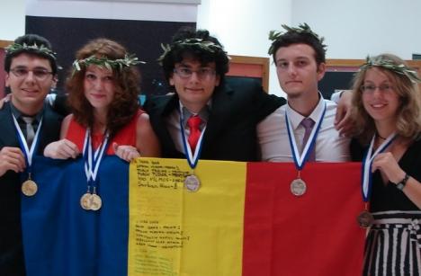 Granturi de până la 3.500 euro/an, pentru ca elevii români să nu plece la facultăţi străine