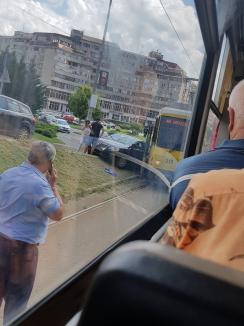 Volkswagen vs. Tatra: Maşină lovită de un tramvai, după ce un tânăr de 19 ani a ignorat indicatoarele rutiere (FOTO)