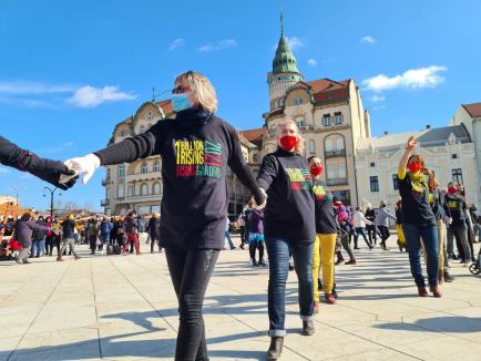 „Violența nu cunoaște virusul”: Zeci de orădence au dansat la flashmob-ul anti violență în familie, în Piața Unirii  (FOTO / VIDEO)