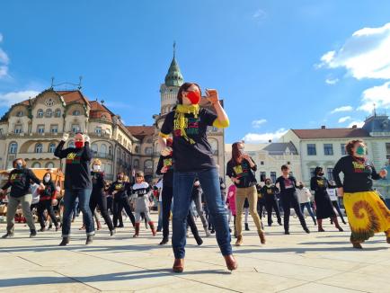 „Violența nu cunoaște virusul”: Zeci de orădence au dansat la flashmob-ul anti violență în familie, în Piața Unirii  (FOTO / VIDEO)