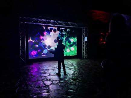 Cetatea SF: Fortăreaţa din Oradea, animată cu jocuri de lumini, dansatoare şi un DJ care a pus muzică la pick-up (FOTO/VIDEO)