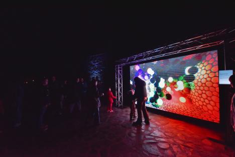 Cetatea SF: Fortăreaţa din Oradea, animată cu jocuri de lumini, dansatoare şi un DJ care a pus muzică la pick-up (FOTO/VIDEO)
