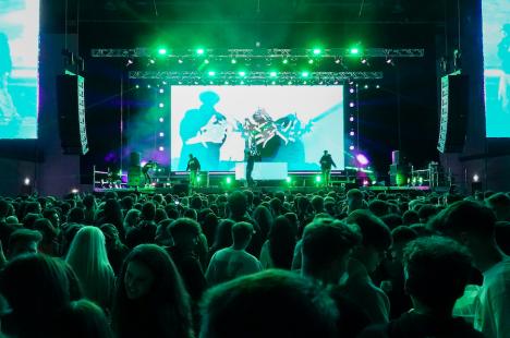 „Viața poate să fie foarte șmecheră...”. Oradea Nights Festival a început cu mulți adolescenți, distracție și trapperi cu versuri explicite (FOTO/VIDEO)