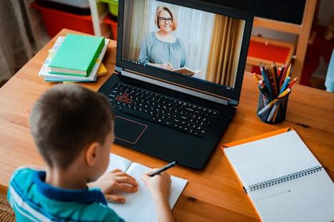Scandal pe şcoala online: Ministerul Educaţiei îi obligă pe elevi şi părinţi să semneze declaraţii că nu vor înregistra orele online
