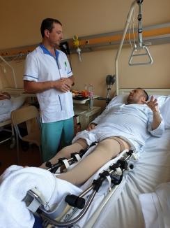 Lasă cârja și umblă! Un bolnav scapă de cârje în timp record, printr-o operație revoluționară în premieră pentru vestul țării, la Oradea! (FOTO / VIDEO)