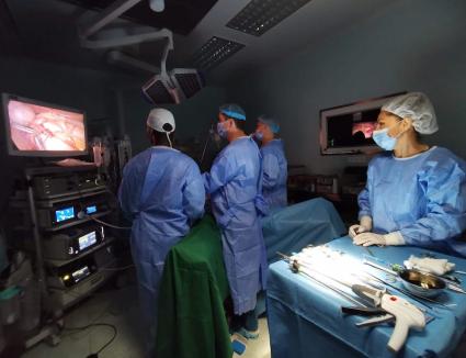 Caz de excepție rezolvat în premieră la Spitalul Județean din Oradea: O echipă de 6 medici au salvat o tânără cu o boală rarisimă, care altfel ar fi murit