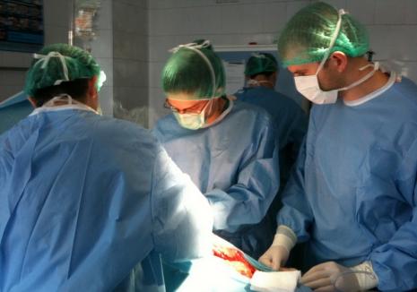 Premieră medicală la Oradea: Un pacient în vârstă de 71 ani a fost operat cu succes pe cord deschis