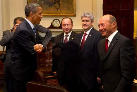 Penibil: Gabriel Oprea a postat pe Facebook o fotografie trucată în care Barack Obama dă mâna cu el (FOTO)