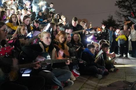 Elevii mai multor școli din Oradea au cântat împreună de Ora Pământului (FOTO/VIDEO)