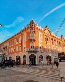 În Oradea, ca la Veneția: Un tânăr pasionat de fotografie a transformat palatele orașului cu ajutorul inteligenței artificiale (FOTO)