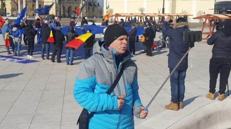 'Treceţi batalioane române Carpaţii': Protestatarii orădeni au predat în Piaţa Unirii steagul UE colegilor din Cluj (FOTO / VIDEO)