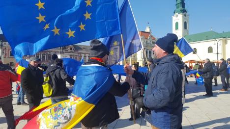 'Treceţi batalioane române Carpaţii': Protestatarii orădeni au predat în Piaţa Unirii steagul UE colegilor din Cluj (FOTO / VIDEO)