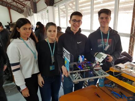 Bătălia roboţilor: Liceeni din toată ţara şi-au pus roboţii la lucru într-un eveniment caritabil organizat de Colegiul Mihai Eminescu (FOTO/VIDEO)